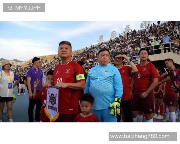 足球明星与孩子的温馨时刻展现亲子之情与运动魅力